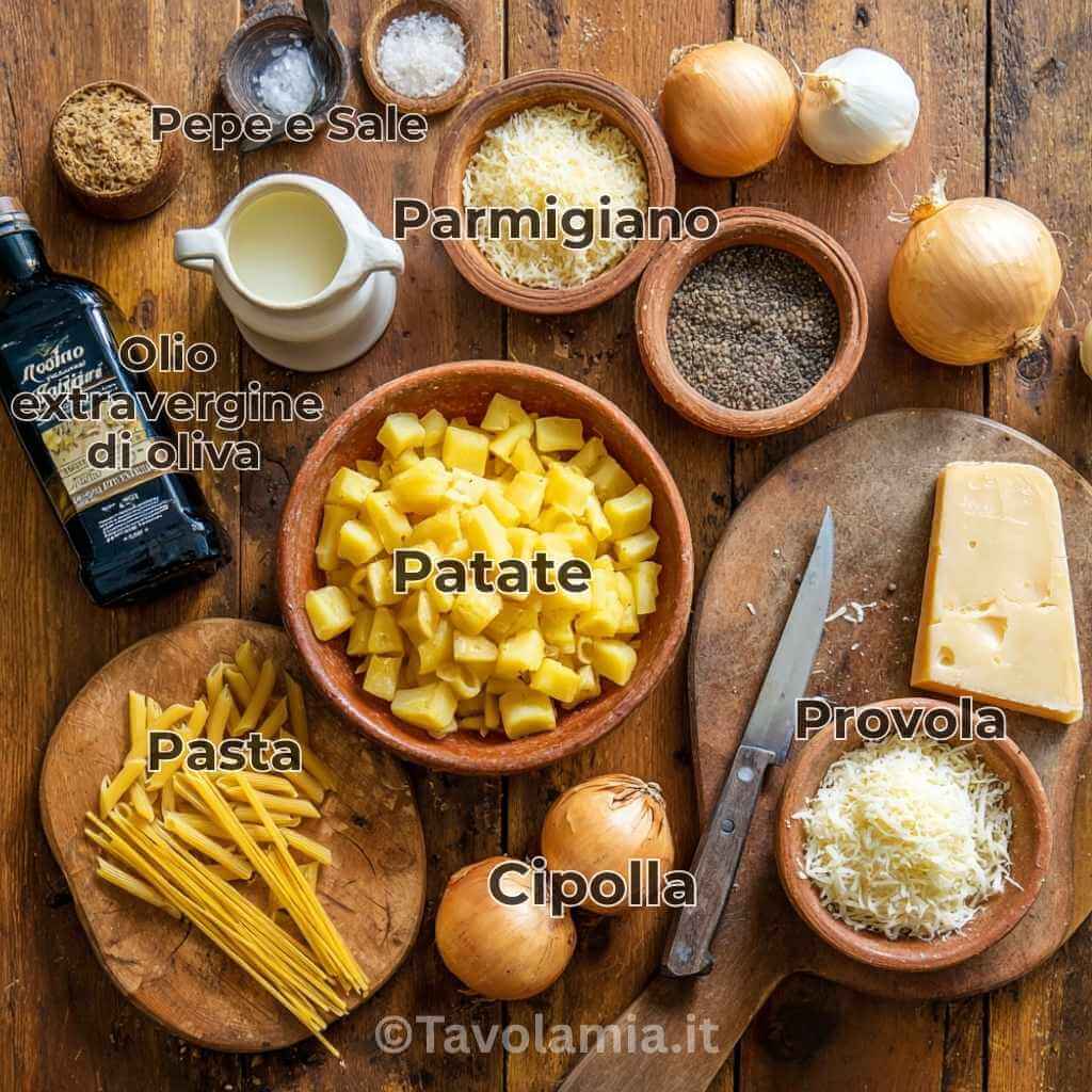Pasta e Patate con Provola: La Ricetta Tradizionale Italiana 3 Ingredienti freschi per pasta e patate con provola: pasta corta, patate, provola, parmigiano e cipolla