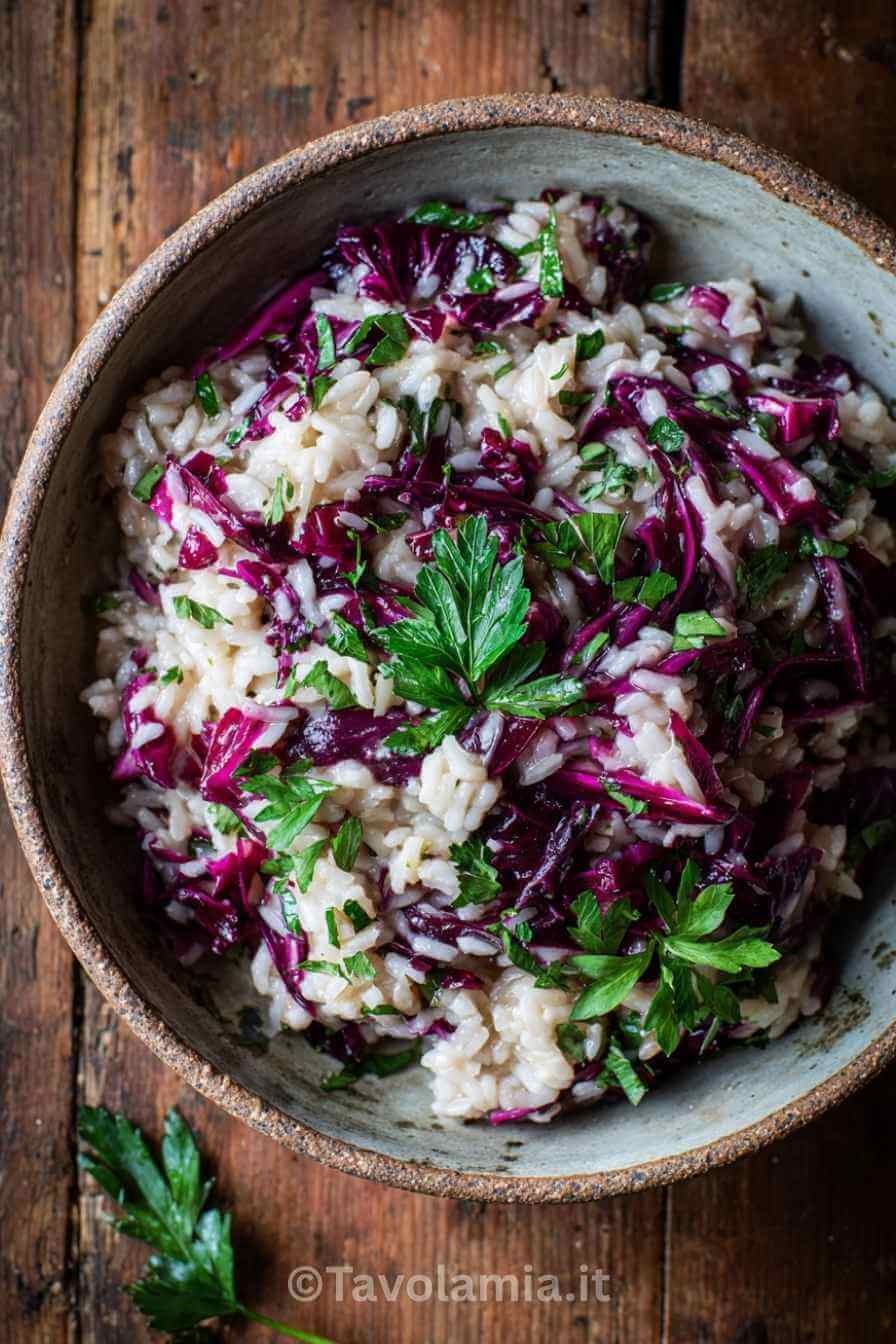 Ricetta Riso e Radicchio Rosso: Facile e Veloce in 30 Minuti! 2 Ricetta riso e radicchio rosso servita cremosa in ciotola rustica