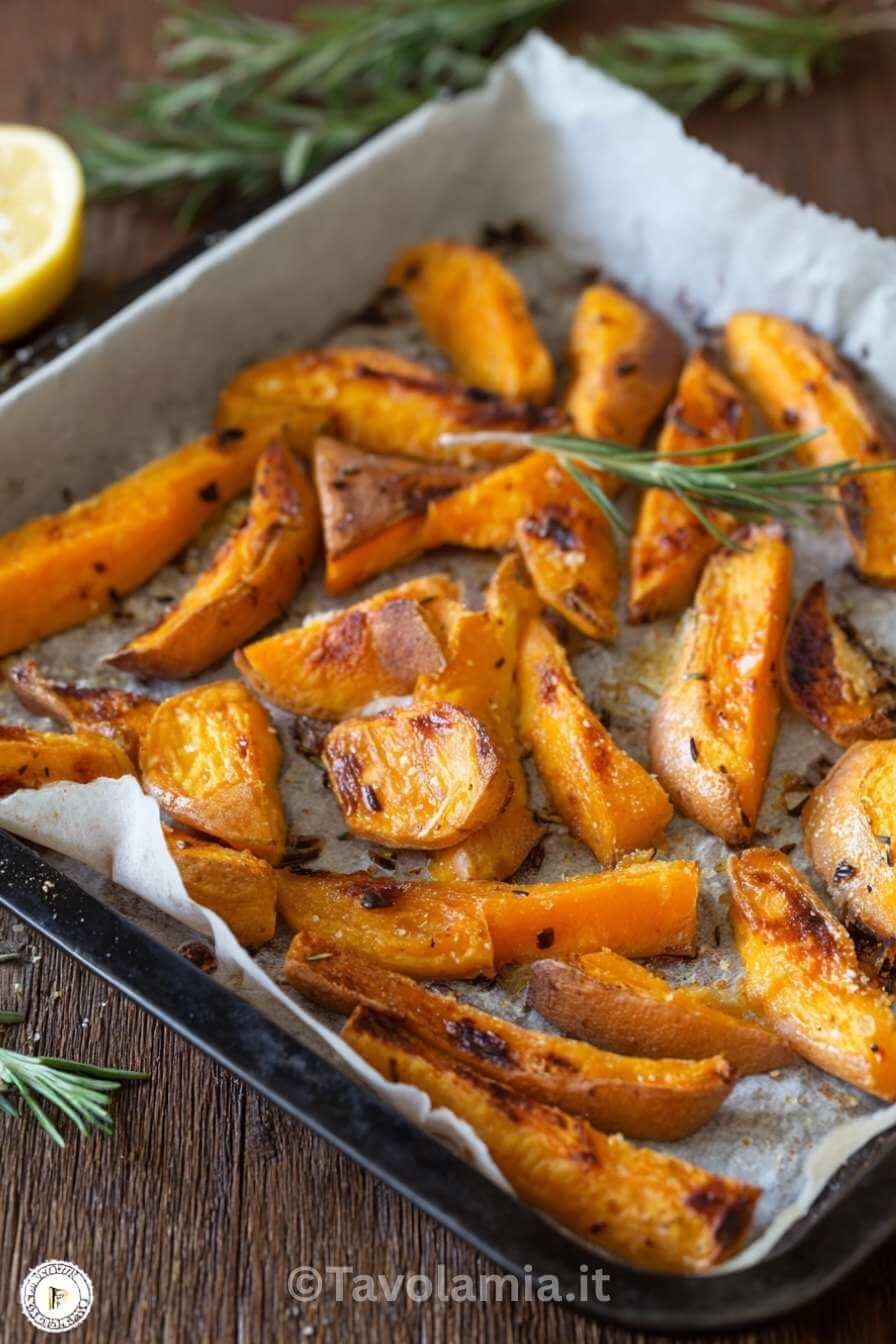 Patate dolci al forno: ricetta sana e gustosa 2 Patate dolci al forno croccanti con rosmarino, servite su teglia rustica