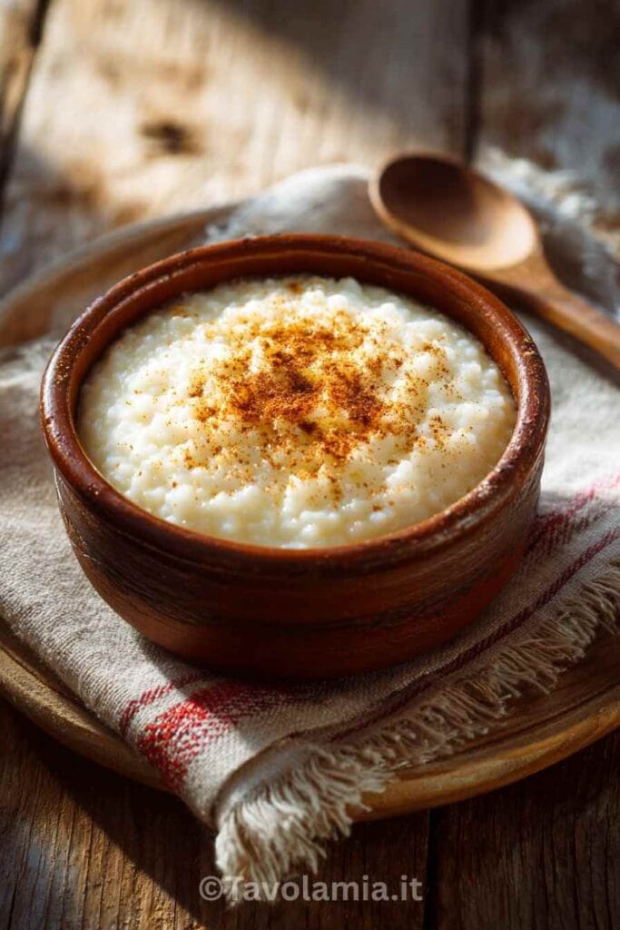 Ricetta Riso al Latte: Il Dolce Cremoso di Casa Mia 1 Ricetta Riso al latte cremoso servito in ciotola rustica