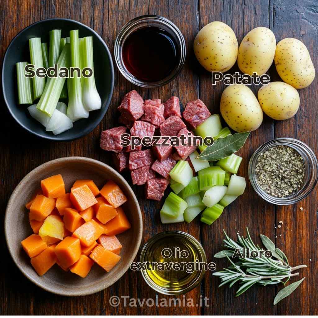 Spezzatino con patate: la ricetta classica per un secondo tenero e saporito 3 Ingredienti freschi per preparare lo spezzatino con patate su sfondo in legno scuro