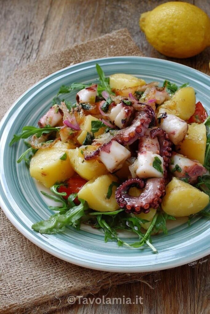 Insalata di polpo e patate: ricetta mediterranea semplice e leggera 1 Insalata di polpo e patate servita su piatto rustico con rucola e limone