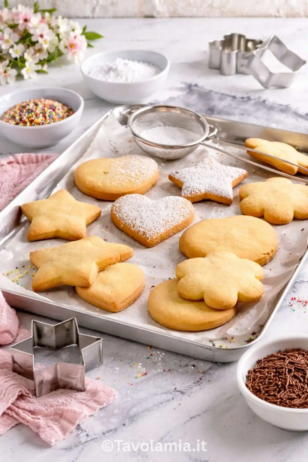Home 21 Biscotti di pasta frolla fatti in casa appena sfornati su una teglia