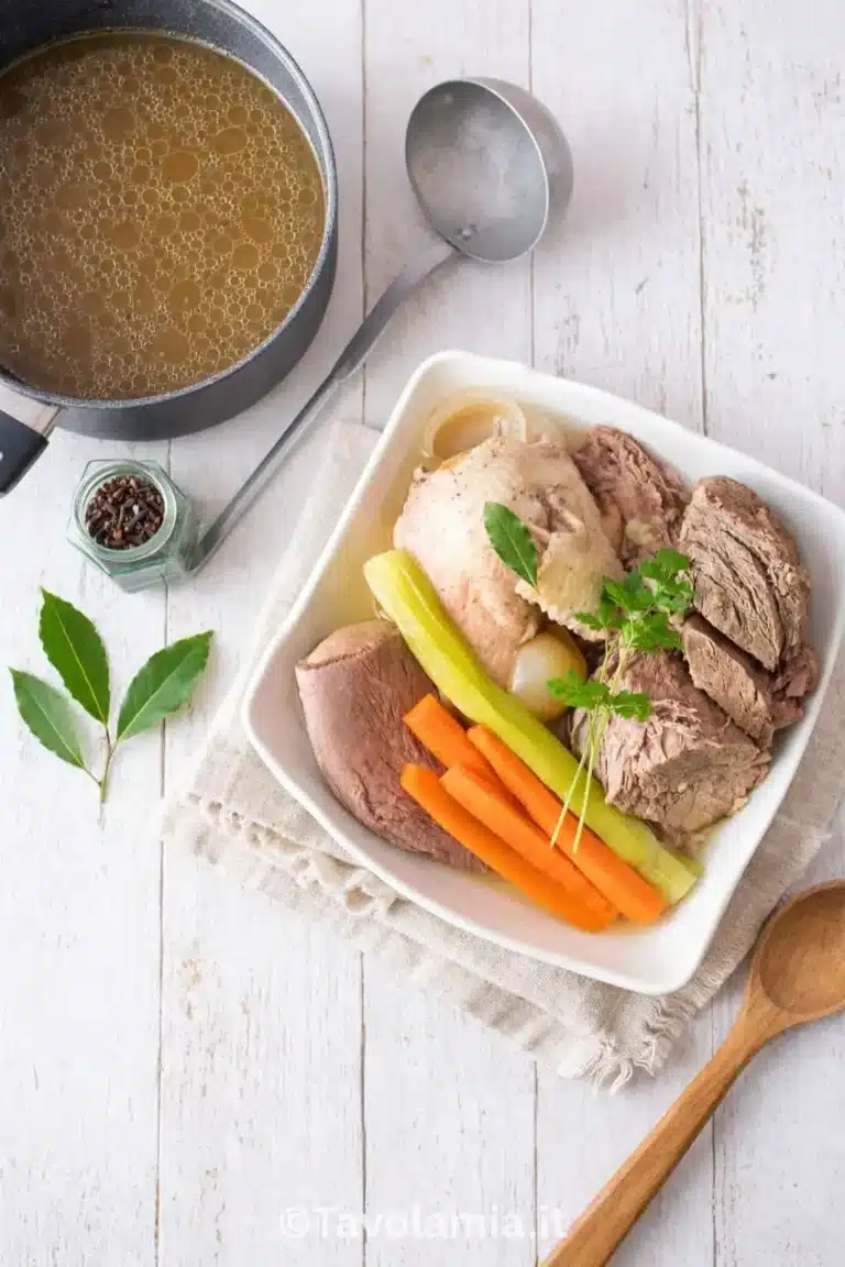 Brodo di carne fatto in casa con verdure e carne