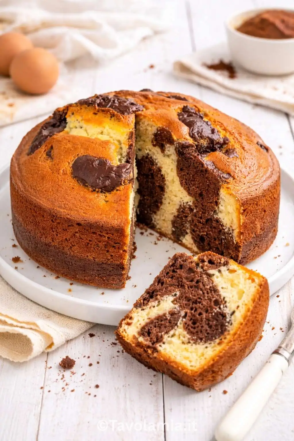 Home 22 Ciambella bicolore fatta in casa, soffice con cacao e vaniglia