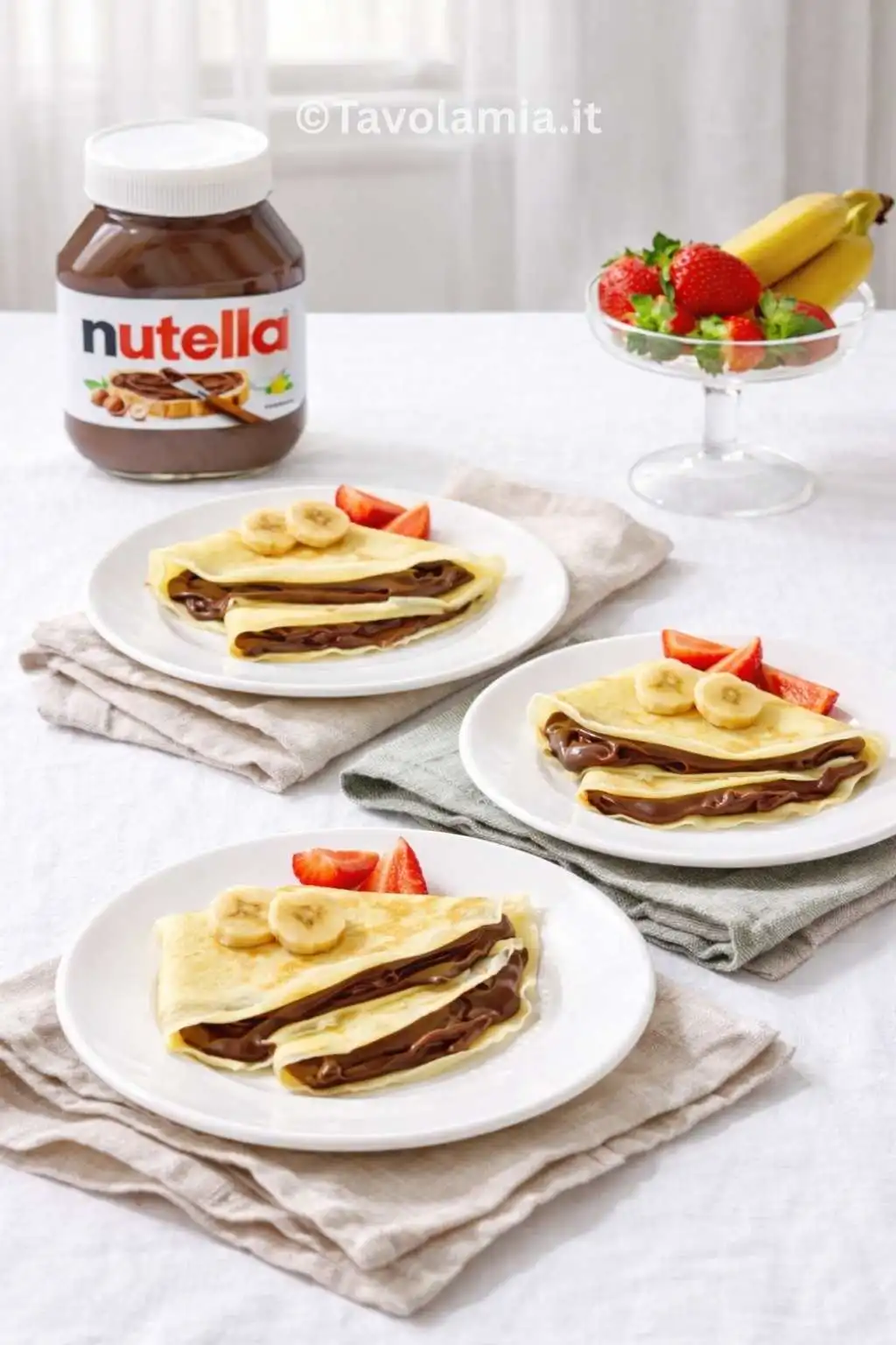 Home 25 Crepes alla Nutella servite con banana e fragole