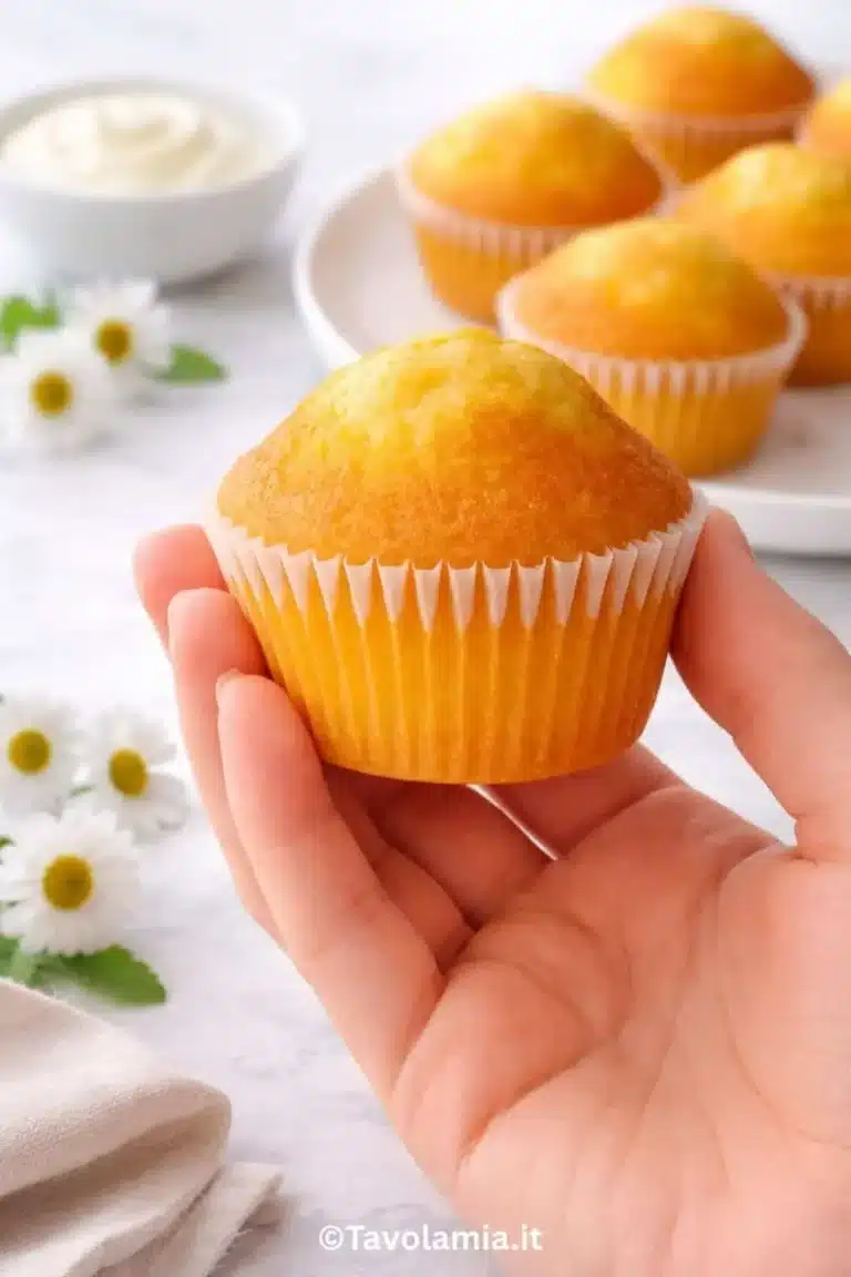 Muffin allo yogurt fatti in casa, soffici e dorati, pronti da mangiare