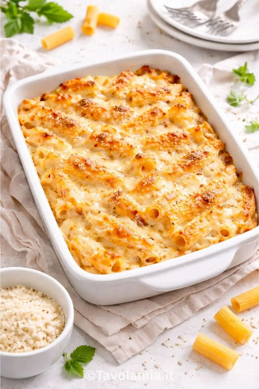 Home 5 Pasta al forno cremosa e gratinata, appena sfornata in teglia