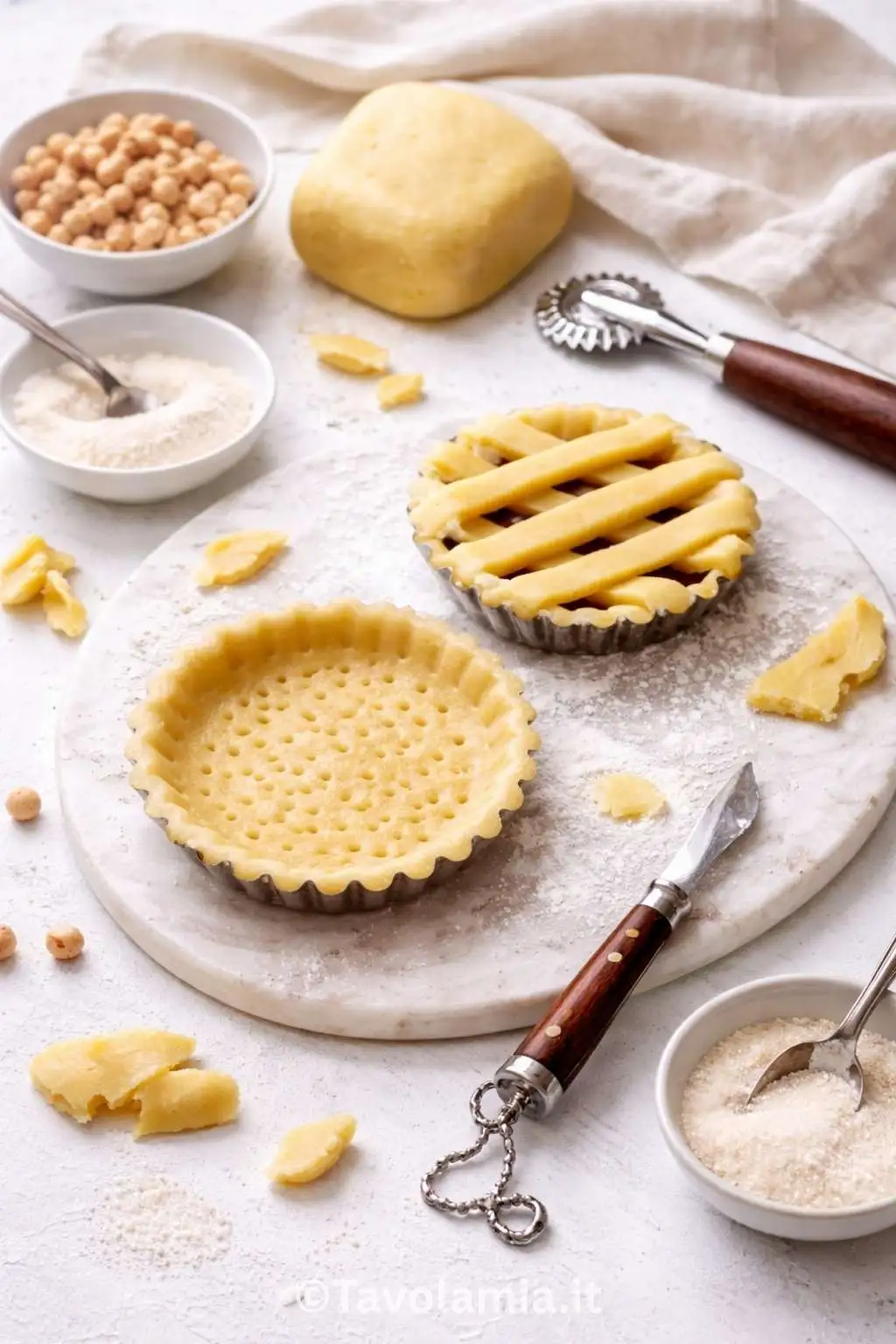 Home 20 Pasta frolla per crostata fatta in casa, stesa nello stampo con griglia sopra