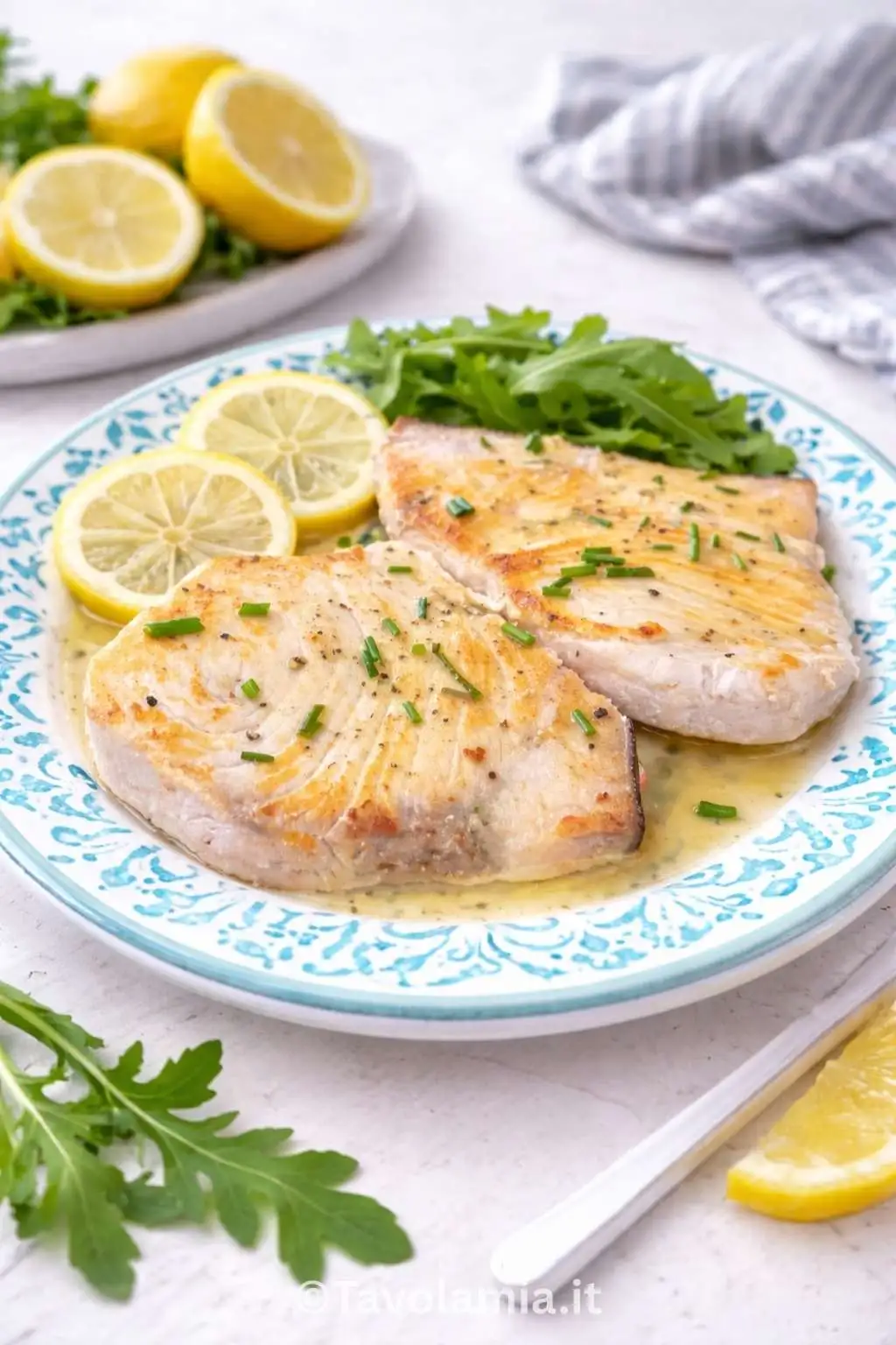 Home 1 Pesce spada in padella con limone e prezzemolo, cotto senza farlo secco