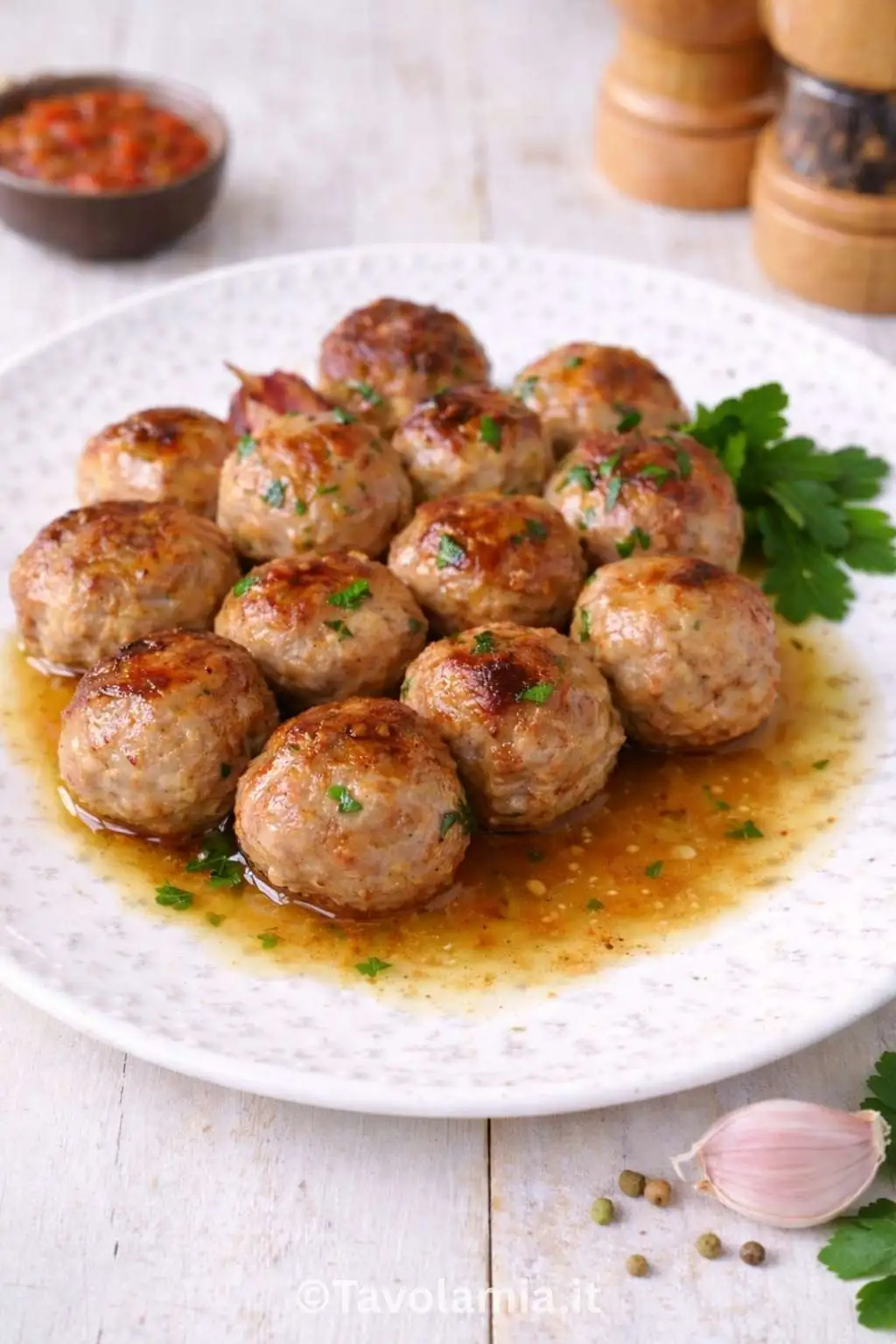 Home 18 Polpette di carne fatte in casa, dorate e morbide, servite con il loro fondo di cottura