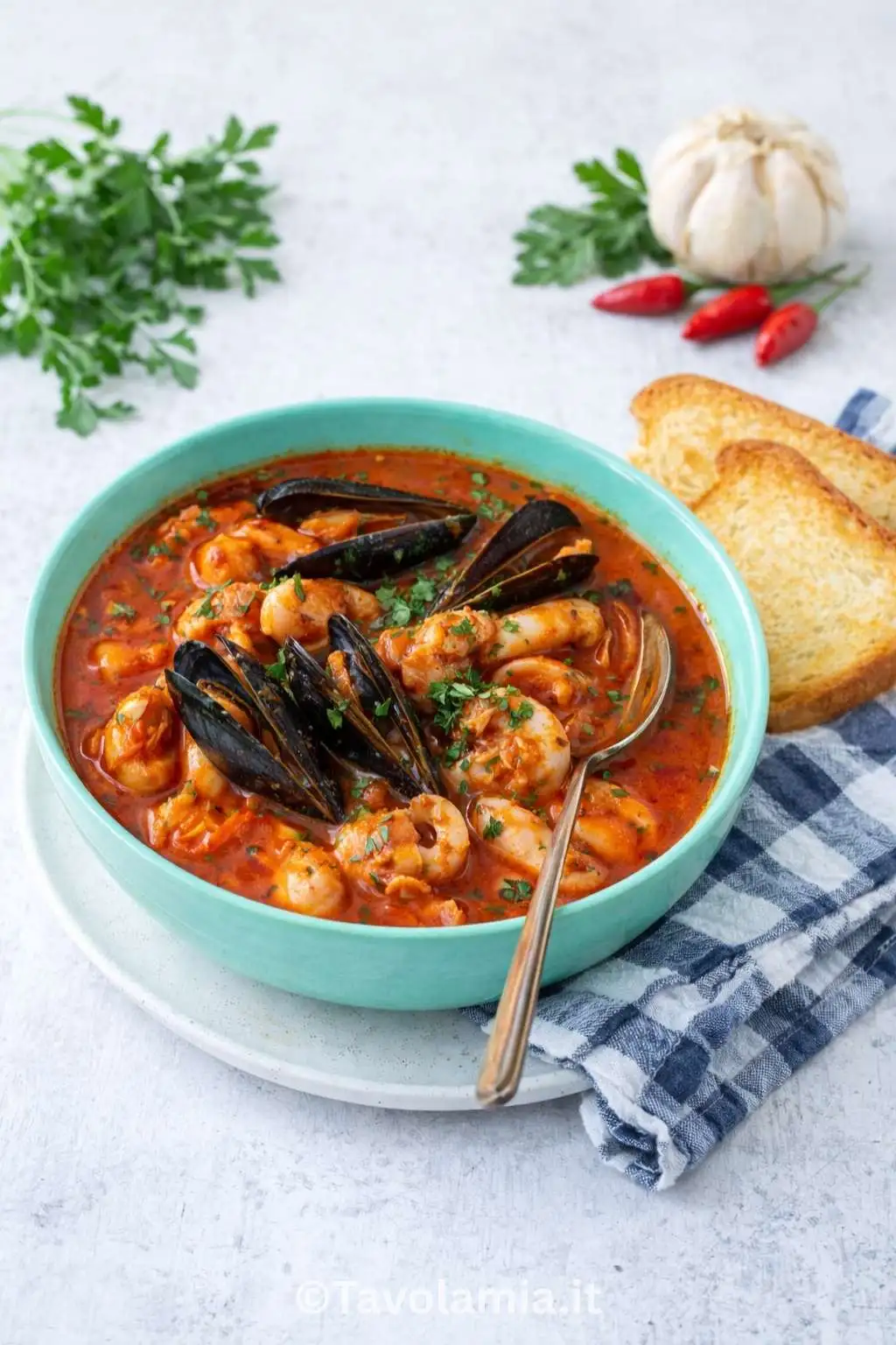 Home 3 Zuppa di pesce calda con cozze e gamberi servita con pane tostato