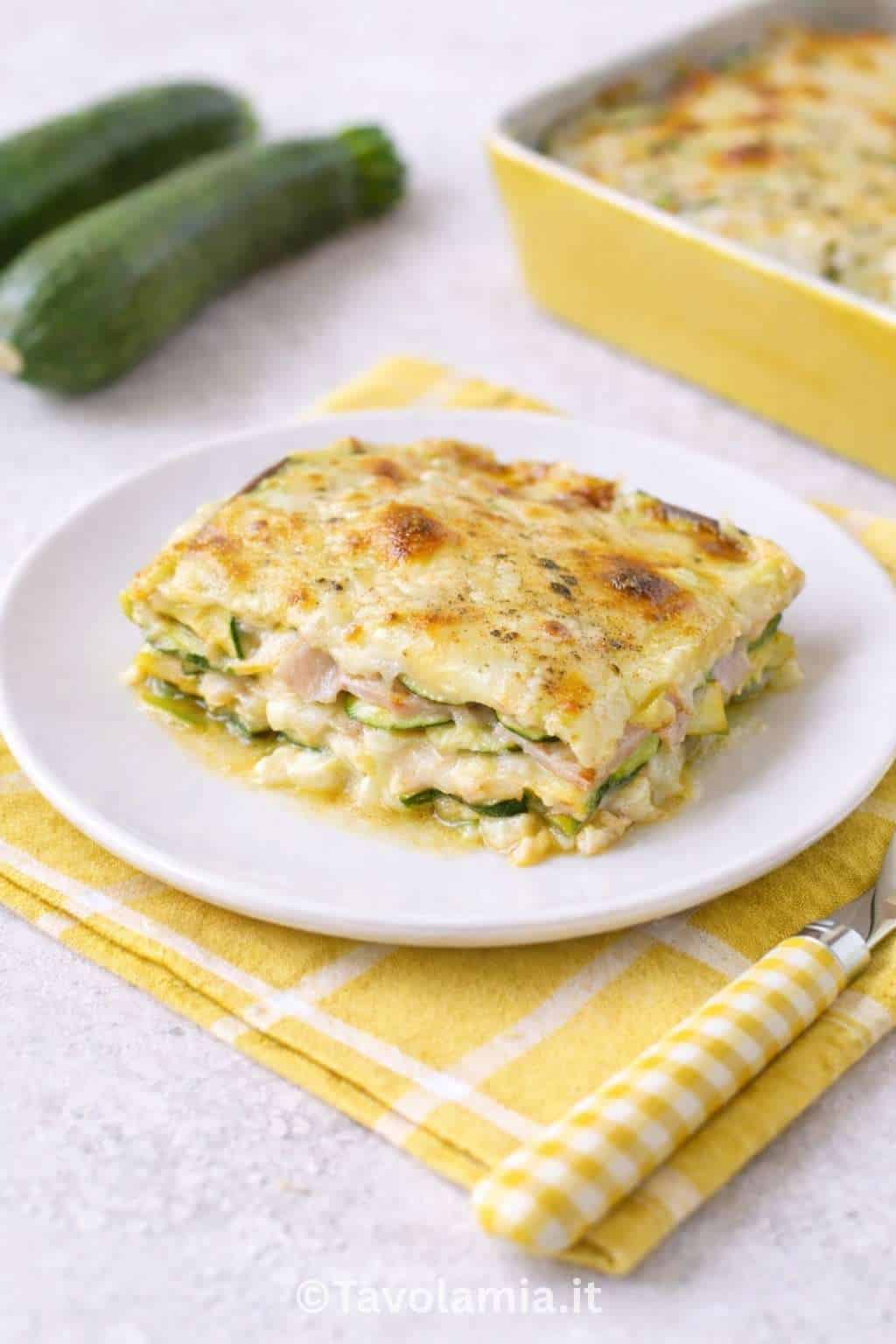 Home 16 Parmigiana di zucchine fatta in casa, con strati di zucchine, mozzarella e parmigiano, appena sfornata