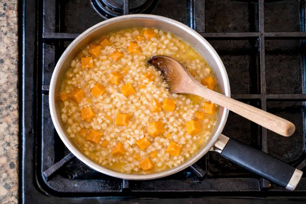Risotto alla zucca quasi pronto in padella