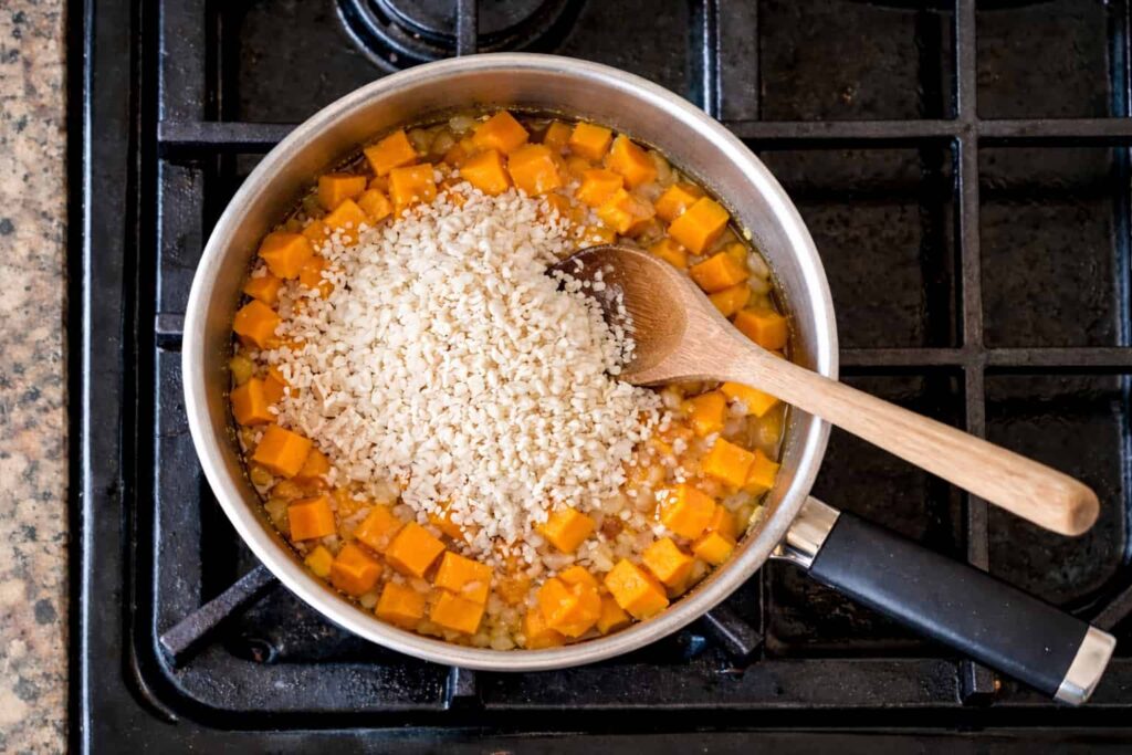 Tostatura del riso nel risotto alla zucca