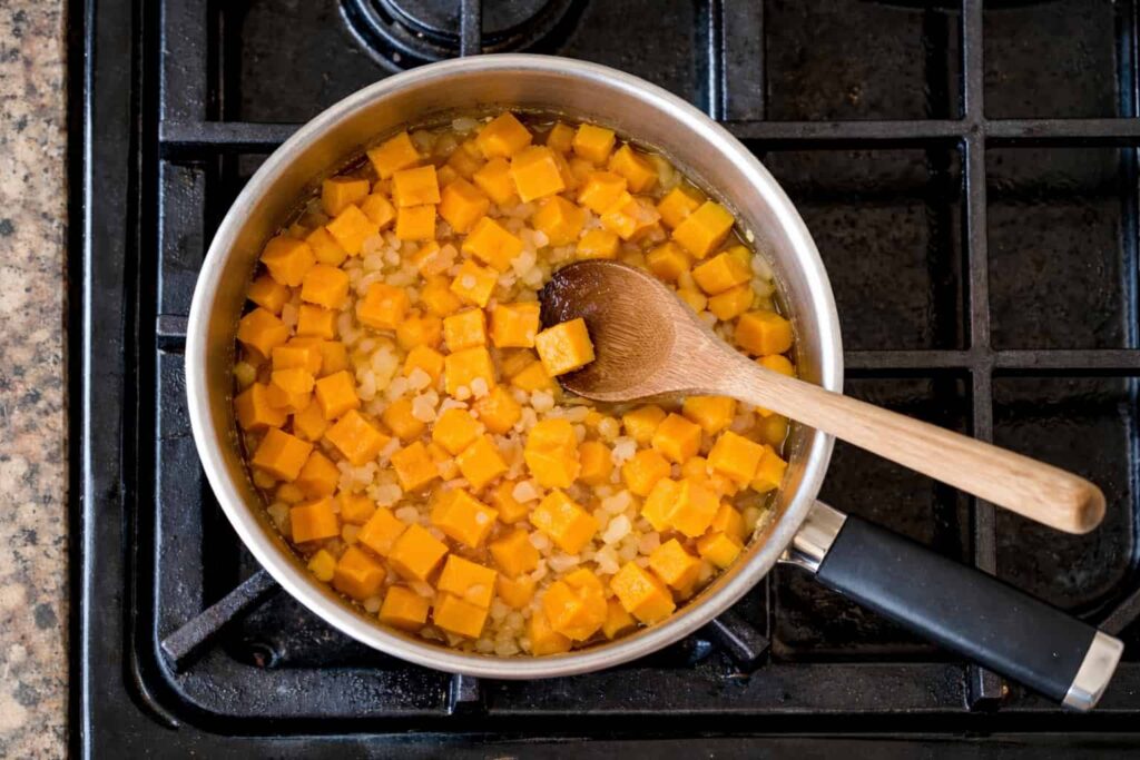 Zucca in cottura nella base del risotto