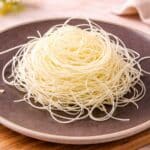 Pasta kataifi fatta in casa a fili sottili, pronta per ricette dolci e salate