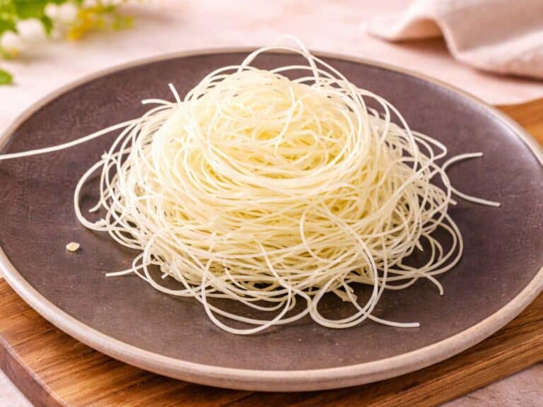 Pasta kataifi fatta in casa a fili sottili, pronta per ricette dolci e salate