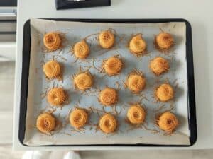 Nidi dolci di kataifi dorati dopo la cottura
