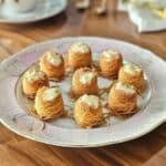 Nidi dolci di kataifi croccanti pronti da servire