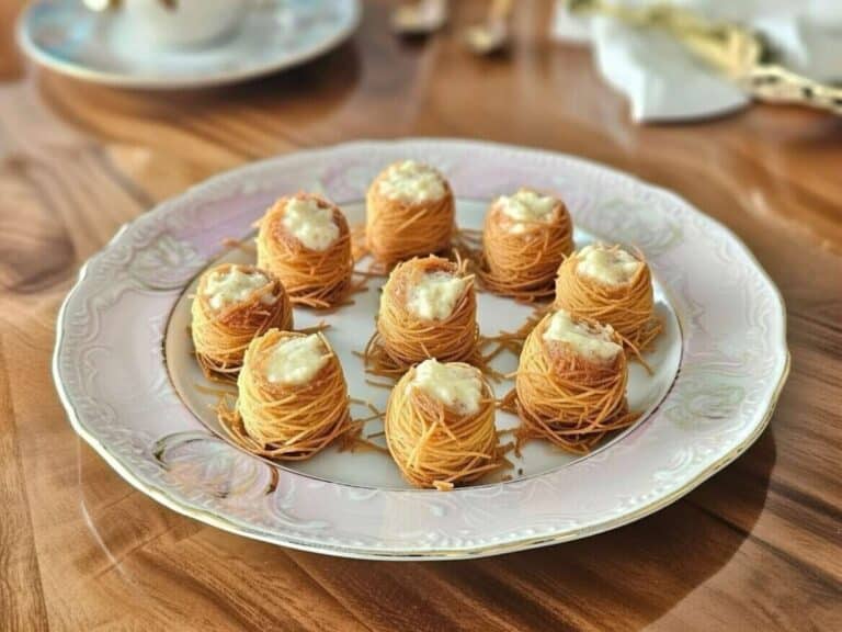 Nidi dolci di kataifi croccanti pronti da servire