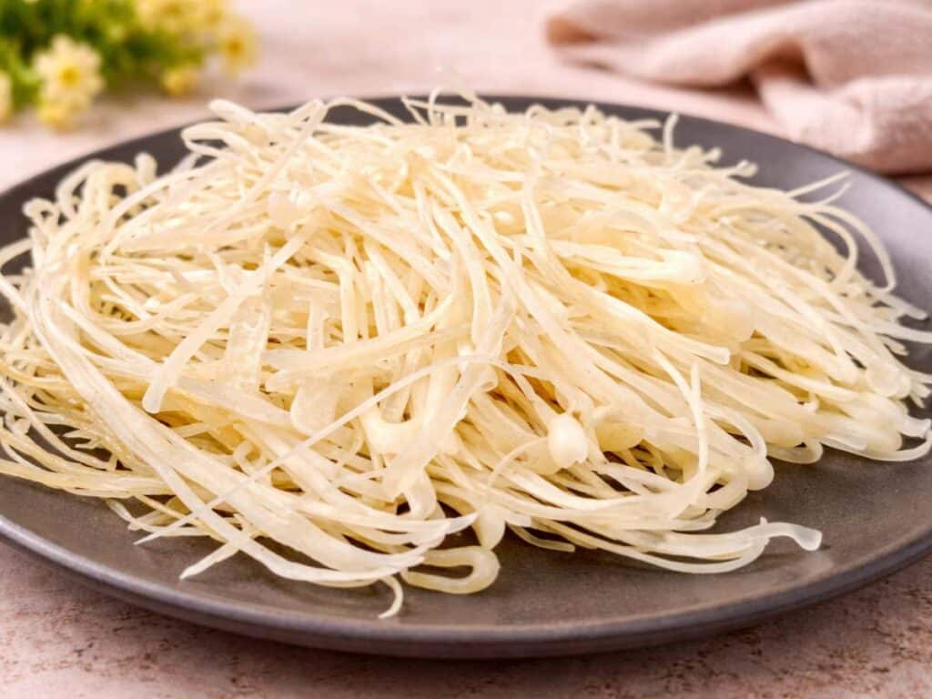 Pasta kataifi senza glutine fatta in casa con farina di riso, fili sottili pronti da usare per dolci e ricette al forno