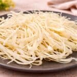 Pasta kataifi senza glutine fatta in casa con farina di riso, fili sottili pronti da usare per dolci e ricette al forno
