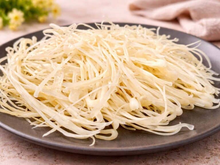 Pasta kataifi senza glutine fatta in casa con farina di riso, fili sottili pronti da usare per dolci e ricette al forno