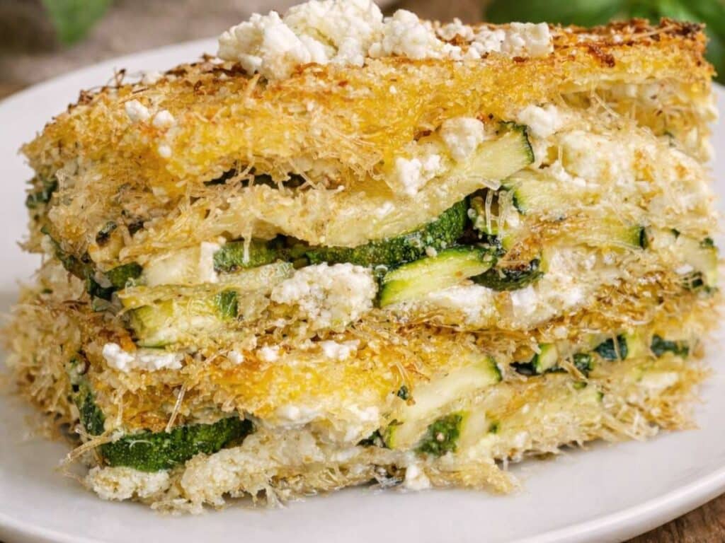 Torta salata di pasta kataifi con ripieno morbido e superficie croccante